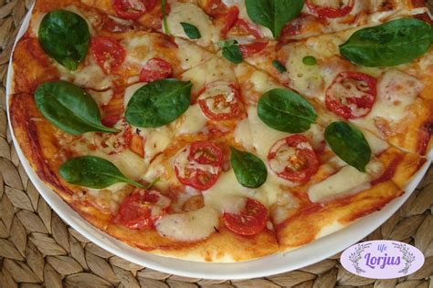 pica su šviežiais špinatais ir skystu kiaušinio tryniu