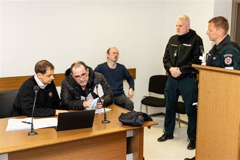 Priešpienio lašai švirkšte, iliustruojantys mažą kiekį ir didelę vertę