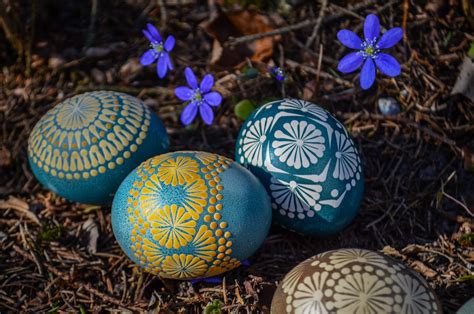 spalvingi Velykų margučiai