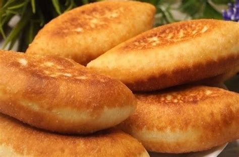 kepti pyragėliai su įdaru keptuvėje