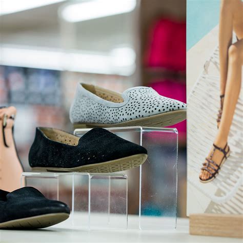 Deichmann parduotuvės vitrina su vaikiškais batais