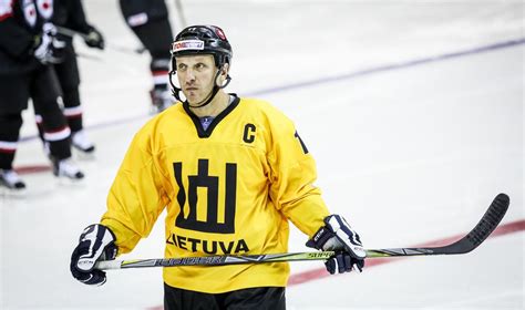 Darius Kasparaitis ledo ritulio rungtynių metu
