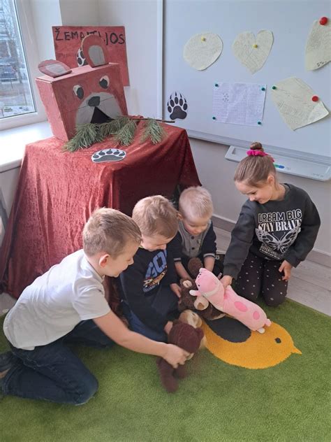 vaikai dalyvauja viktorinoje apie augalus