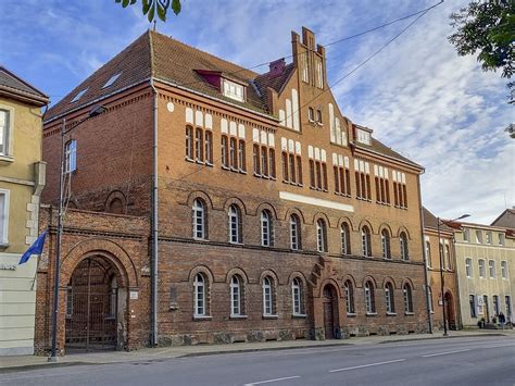 Senas pastatas, simbolizuojantis universitetą