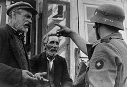 Vokiečių kareivis su Lietuvos žydais 1941 m. birželio 24 d.