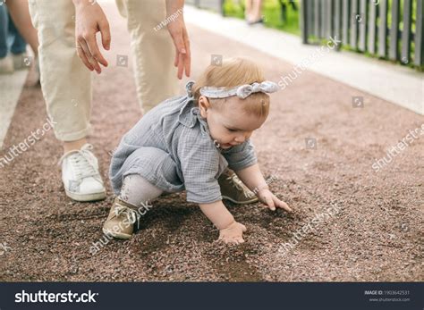 A one-year-old girl got dirty in the ground while walking.