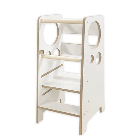 Vaikas su pagalbiniu bokšteliu prie kriauklės