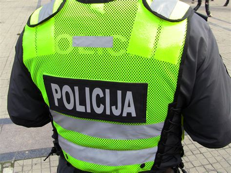 Policijos pareigūnas pildo dokumentus