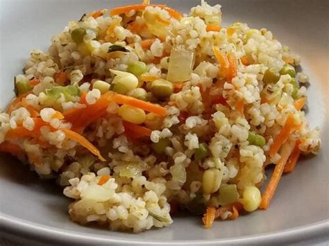 miežinė košė su žirneliais lėkštėje