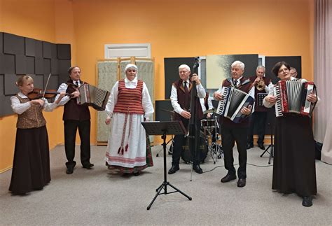 Liaudiškos muzikos kapela pasirodymo metu