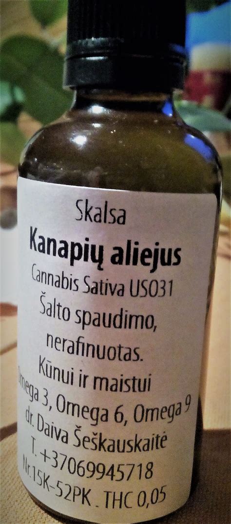 Kanapių sėklų aliejaus buteliukas