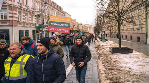 Minios, rodančios nepasitenkinimą ir protestą