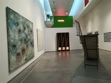 Šeima galerijoje apžiūri modernaus meno kūrinius