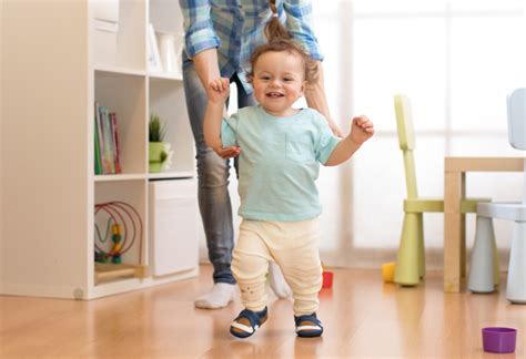 vaikas matuojasi pėdos dydį