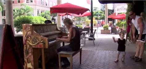 Žmogus grojantis pianinu