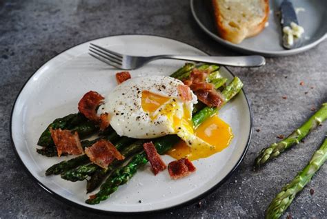 Kiaušiniai be lukšto su brokoliais ir smidrais