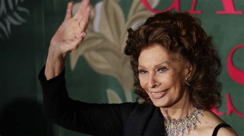 Sophia Loren atsiima apdovanojimą