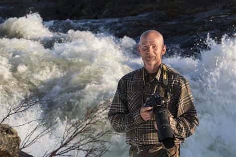 Fotografas nustato fotoaparatą prieš kūdikio fotosesiją