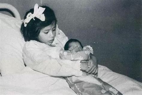 Jauniausia motina pasaulyje Lina Medina su sūnumi
