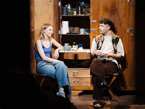 Jaunimo teatro „Bendraamžiai“ pasirodymas scenoje