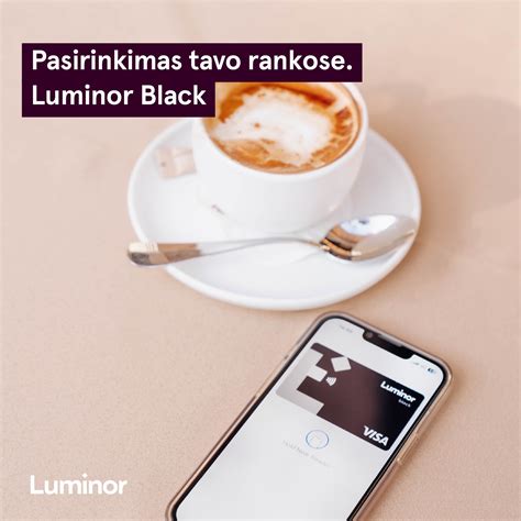 Vaikas su išmaniuoju laikrodžiu ir žemėlapiu