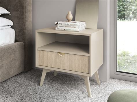 Istorinė iliustracija: moteris gimdymo metu pririšta prie lovos