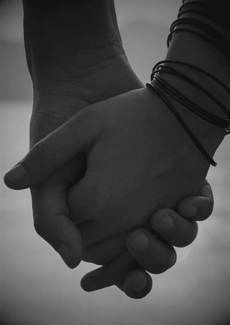 Tėvų ir vaiko rankos susikibusios