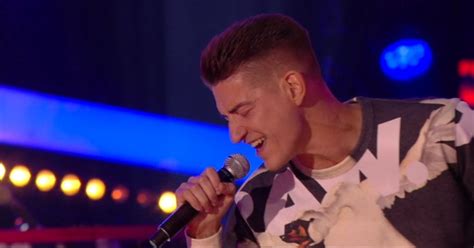 Tomas Legenzovas scenoje atliekantis muzikinę programą