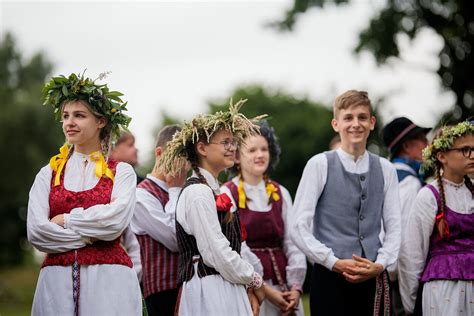 Joninių šventės vaizdas su paparčio žiedu