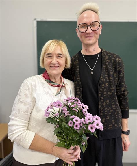 Suaugęs aiškina vaikui