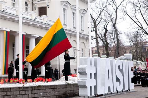Lietuvos valstybės vėliavos iškėlimas Valstybės dieną