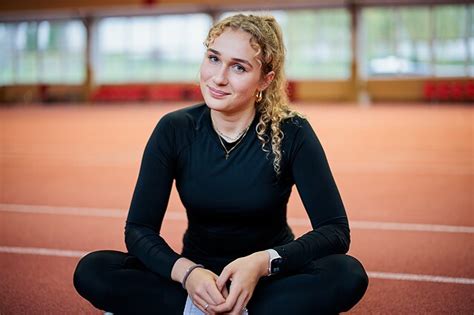 Gabrielė Aleknaitė varžybose meta diską