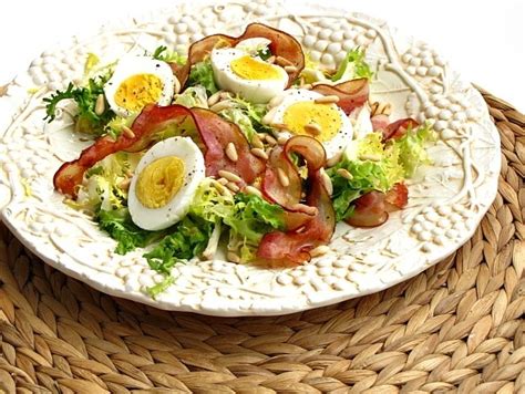 Vištienos salotos su kiaušiniais ir traškia šonine