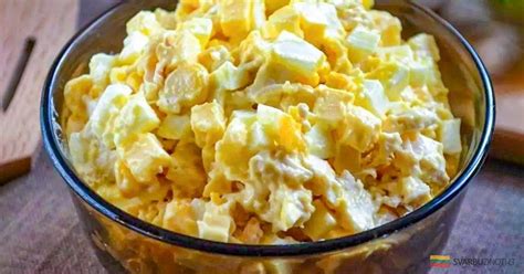 Skanios vištienos salotos su kukurūzais ir sūriu