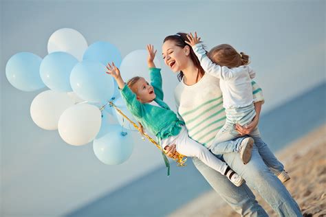 Šypsanti mama su laimingais vaikais