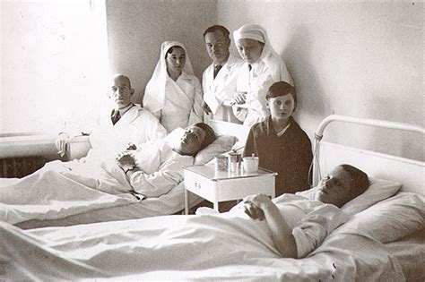 Vizitacija naujojoje Mažeikių ligoninėje, 1938. Kairėje - gydytojas Vladas Burba.