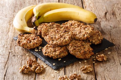 Kūdikiui tinkančių avižinių sausainių su bananais nuotrauka