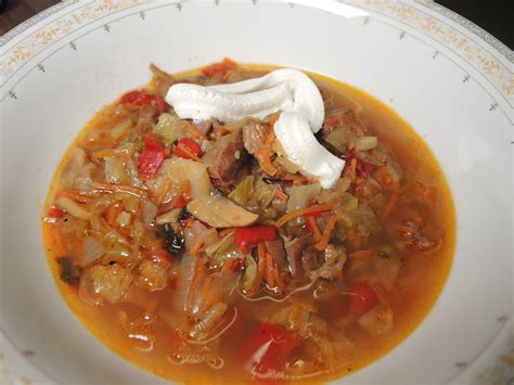 Lėkštė raugintų kopūstų sriubos