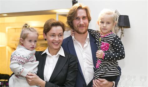 Aistė Jasaitytė-Čeburiak su šeima gamtoje