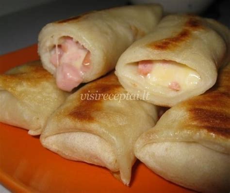 blyneliai su dešrelėmis lėkštėje