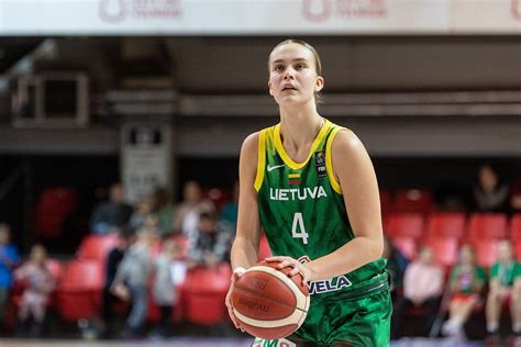 Jaunimo krepšinio varžybų akimirka