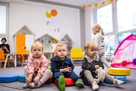 Vaikai mokosi su interaktyviais kubais darželyje