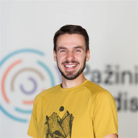 mokytojas vedantis vaikus į pažinimo pasaulį