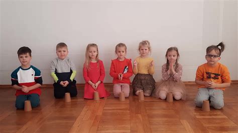 Mokytoja, dėstanti vaikų ugdymo principus