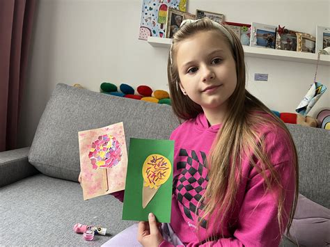 Auklė, užsiimanti rankdarbiais su vaikais