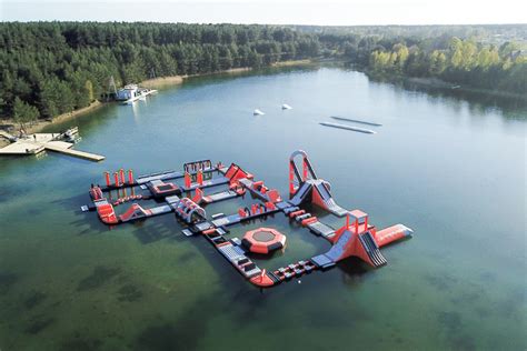 Vaikai linksminasi ant vandens batutų baseine