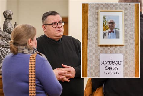 Urna ir Antano Čapo nuotrauka laidojimo namuose