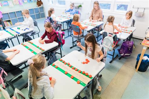 Vaikai, diskutuojantys apie mokslo faktus