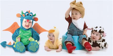 vaikai su įvairiais Helovyno kostiumais