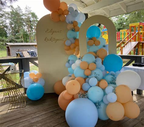 stalas su Helovyno dekoracijomis ir balionais